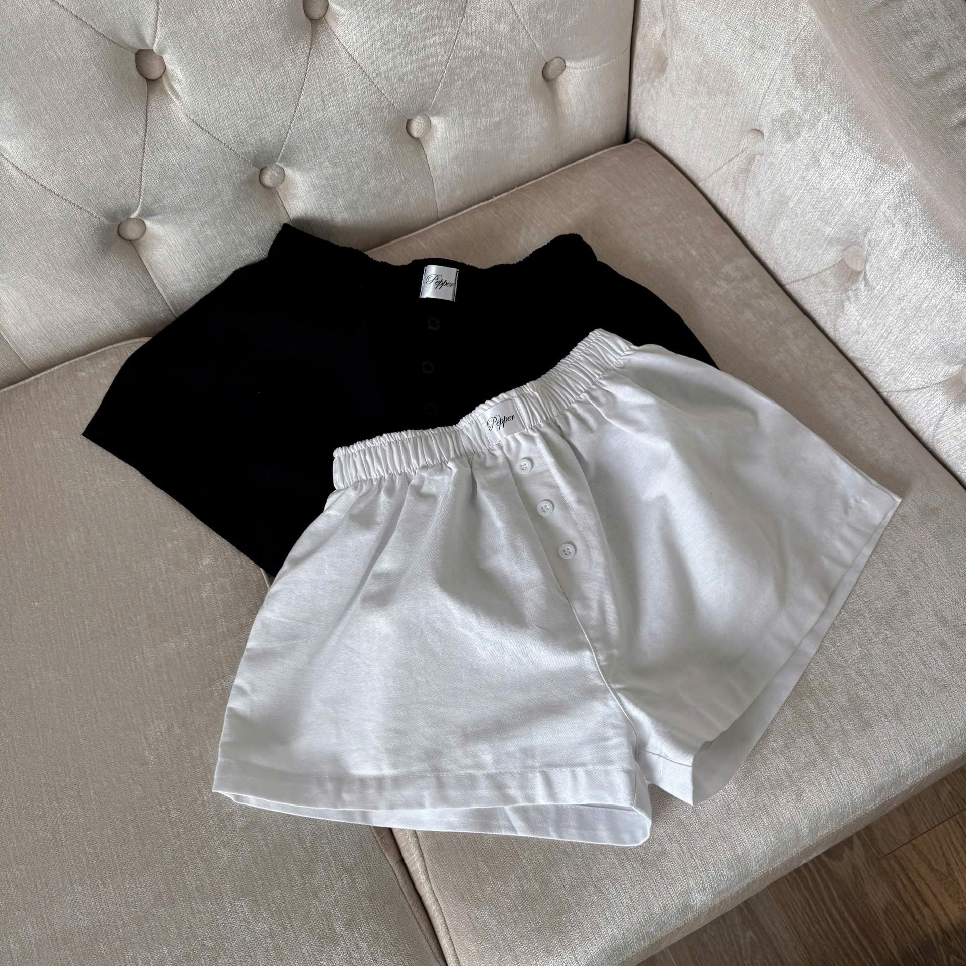 Quần Short Nữ Đính Nút Pepper Clothing Quần Đùi Nữ Kẻ Sọc Xanh Mặc Nhà Cạp Thấp Trendy Thoái Mái Mát Mẻ - Mini Short