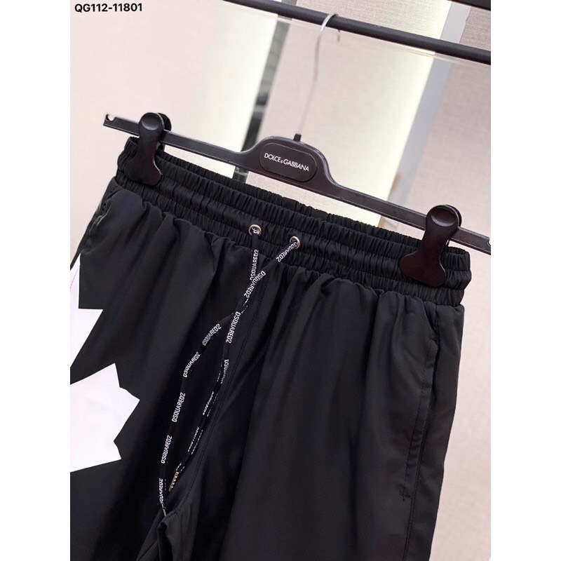Quần Short Nam DSQ Đen In Hoạ Tiết Hình Lá Phong Trắng Chữ Dsquared2 Sau Mông Cho Các Boy Phố Đi Chơi Đi Biển