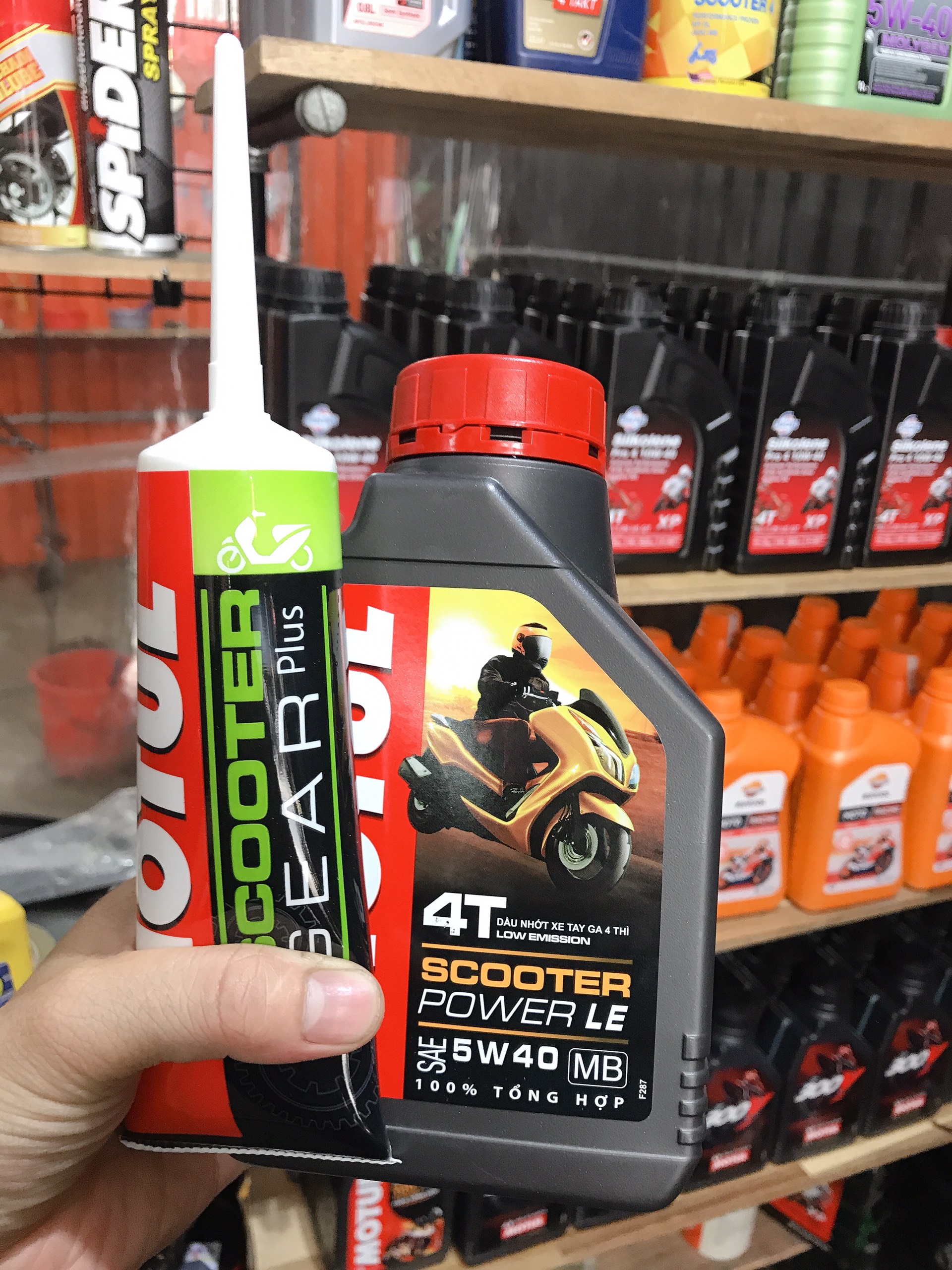 [HCM]Combo nhớt tay ga cao cấp Motul Scooter Power LE 5W40 800ml tặng nhớt hộp số(lap) Motul Gear Plus 80W90
