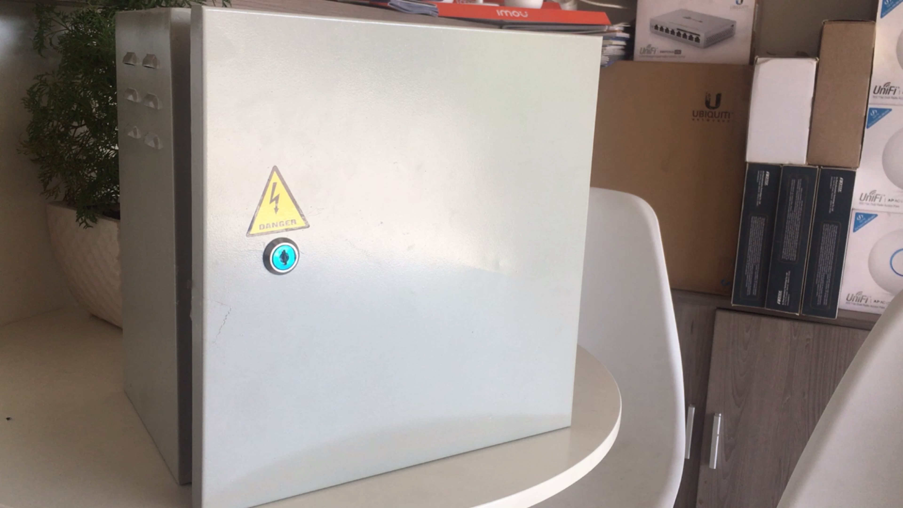 [HCM]Tủ Điện - Tủ Đựng switch ngoài trời kích thước 300x300x210mm dày chắc chắn tặng kèm hai khay cố định đựng thiết bị