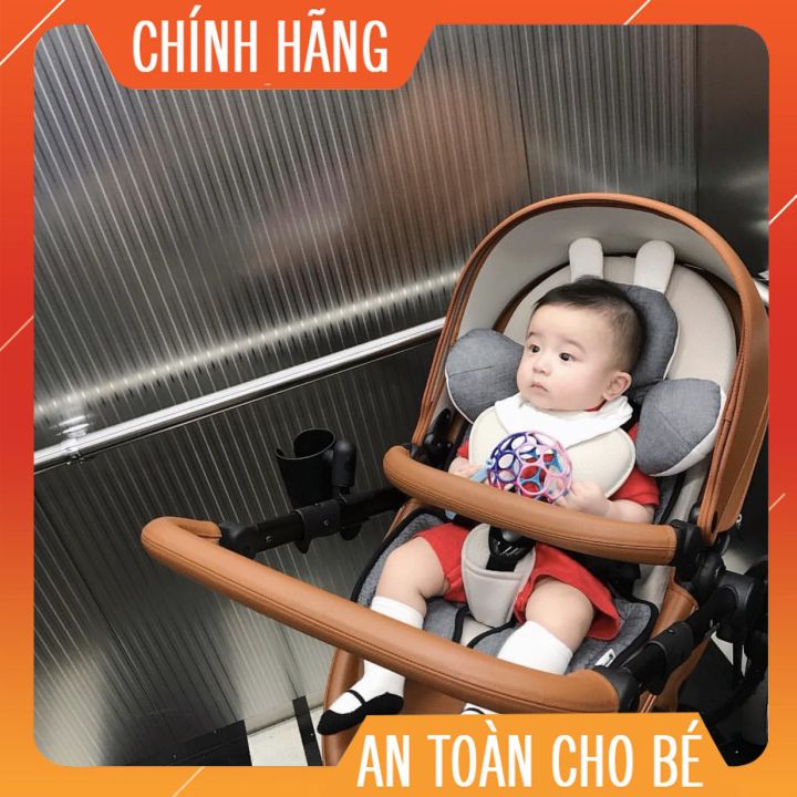 Lót xe đẩy kèm gối cố định cổ, được làm bằng form 3D thoáng khí dùng được 2 mặt khi trời lạnh hay nóng, giữ nhiệt hay làm mát cùng 1 lúc