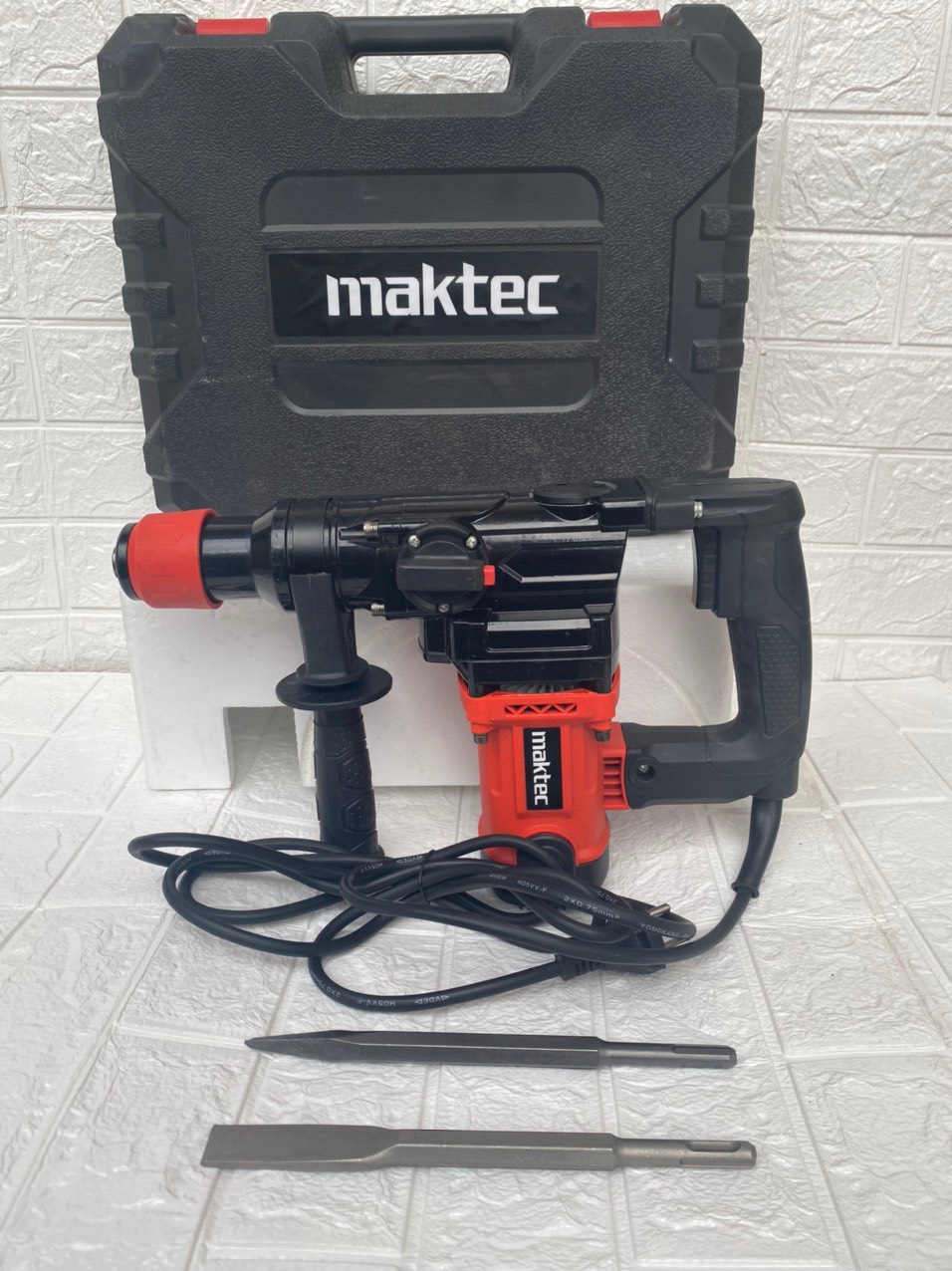 Máy đục bê tông Maktec  công suất 1160W dây đồng 100% tặng kèm 2 mũi đục