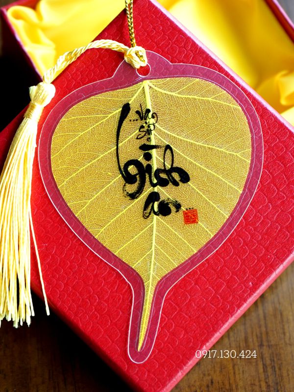 Lá bồ đề chữ thư pháp, Lá bồ đề tâm phật, bồ tát để ốp lưng điện thoại, treo xe ô tô kèm hộp