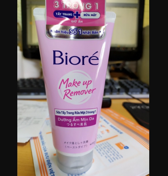 Sữa Tẩy Trang Biore Rửa Mặt 3 Trong 1 Dưỡng Ẩm Mịn Da 50g