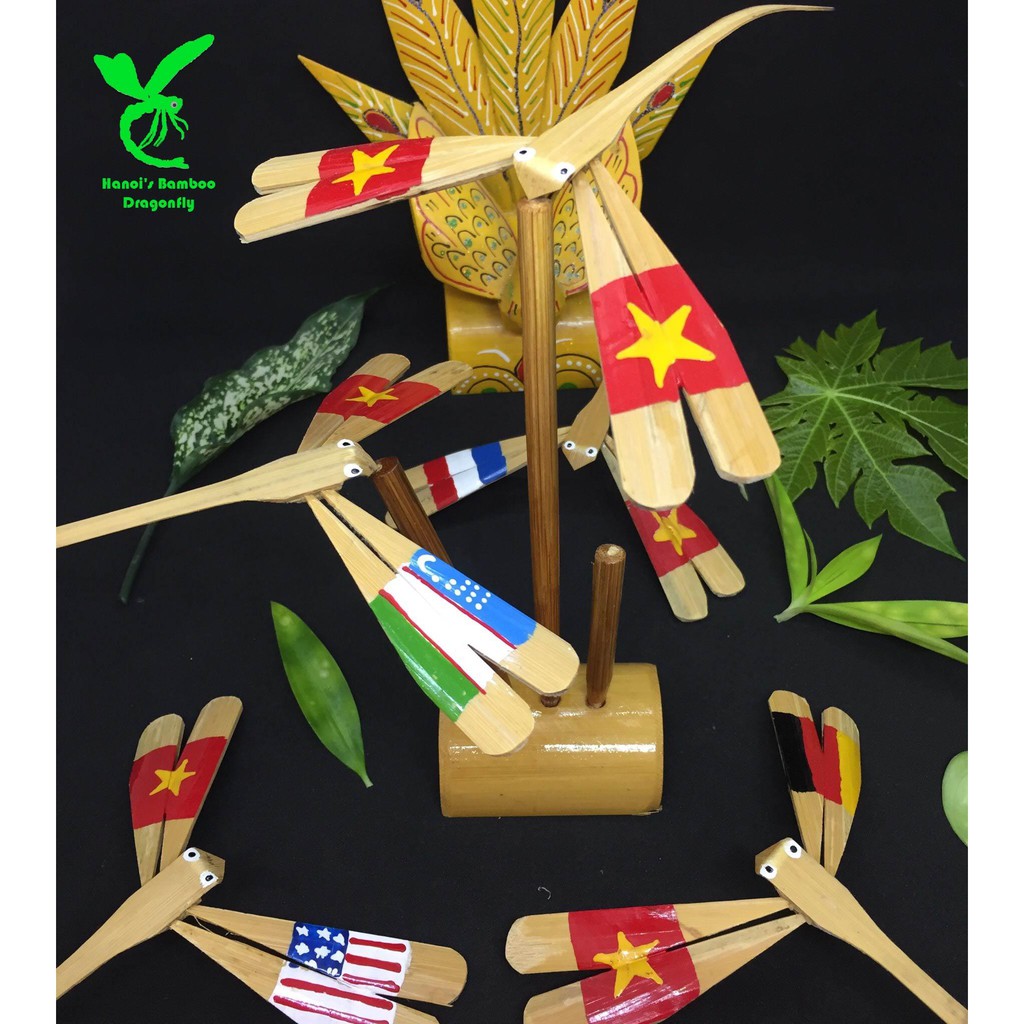 Chuồn chuồn tre hình là cờ việt nam