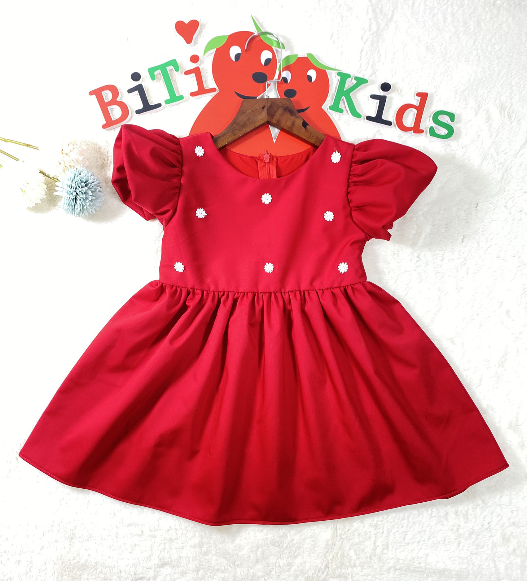 Đầm bé gái hàng thiết kế màu đỏ phối bông tuyết chơi Noel, chơi tết size từ từ 1-8 tuổi