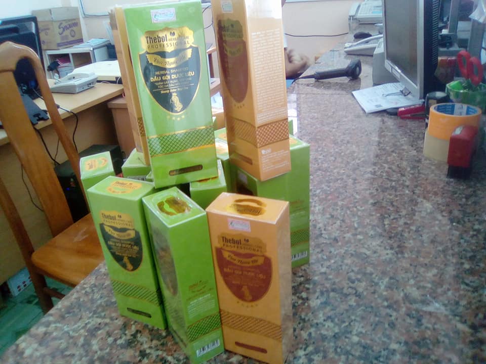 1 chai dầu gội thebol xanh