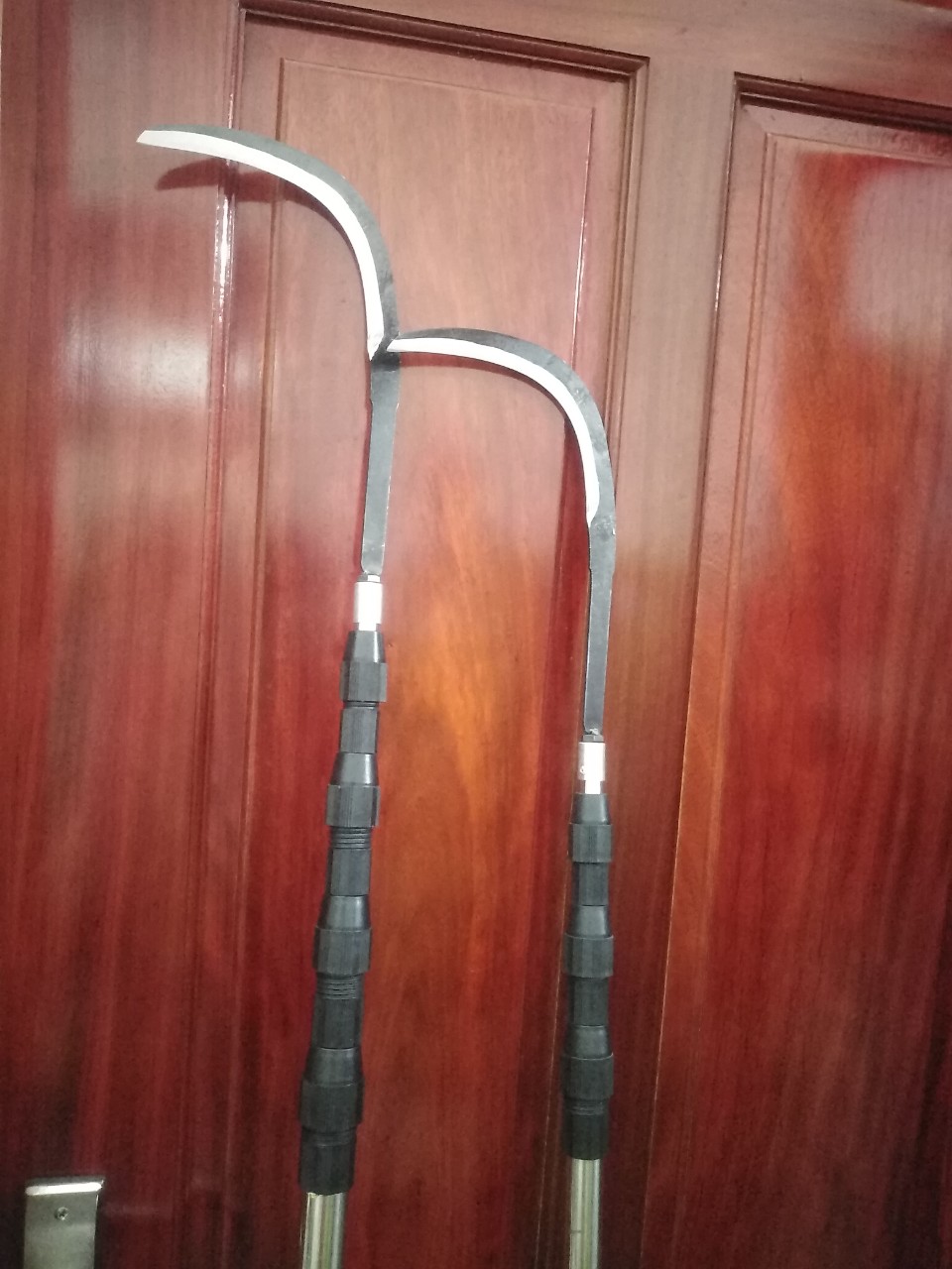 Câu Liêm hay gọi là Liềm dùng móc cành cây,cắt trái,lấy hoa quả trên cao,phát cỏ,hái cau ,Dừa..