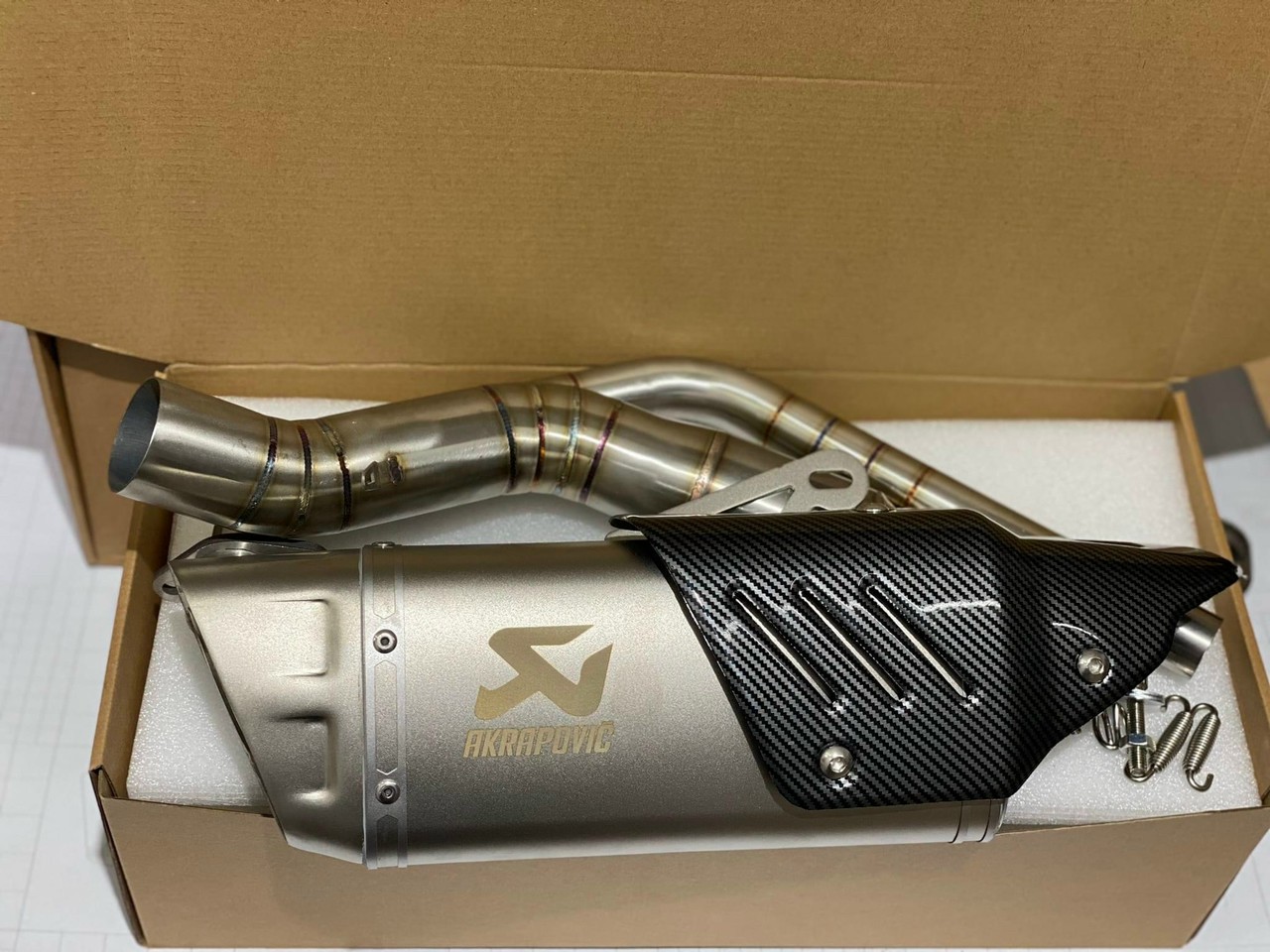 Pô akrapovic r1 tem khắc