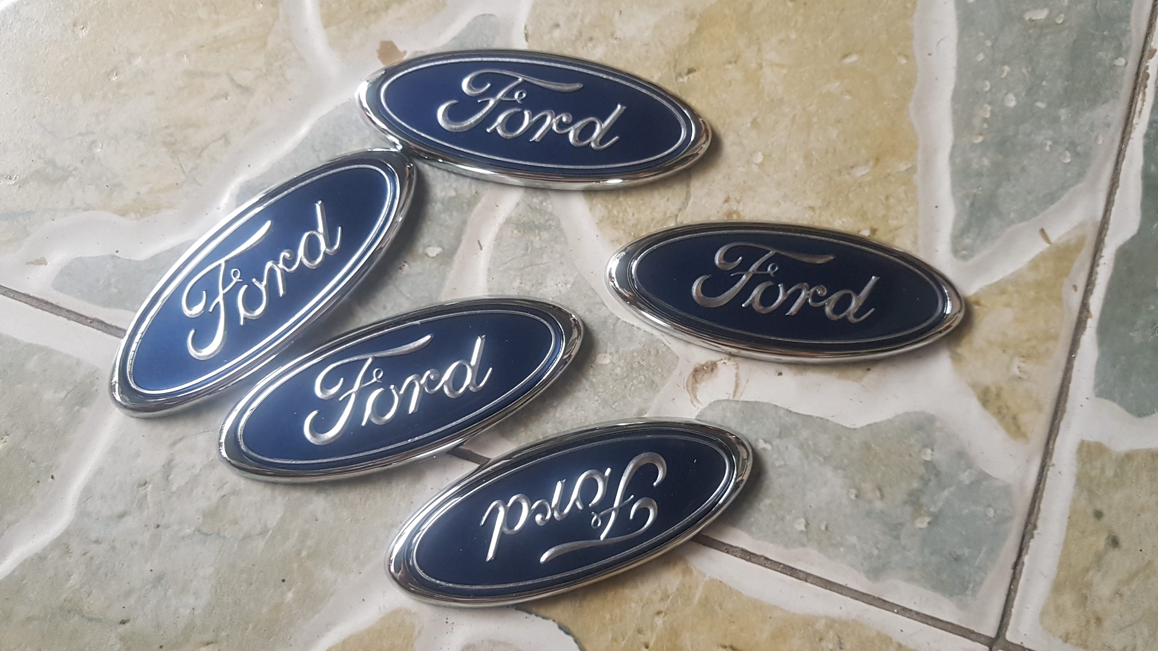 LOGO cốp sau ford laser