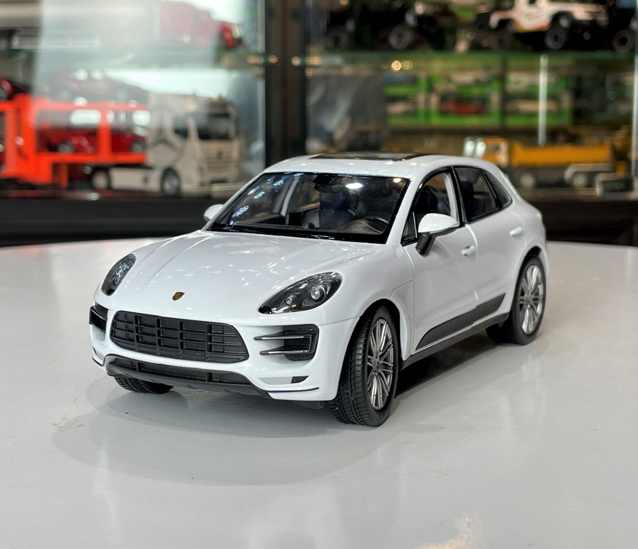 Mô hình xe ô tô Porsche Macan Turbo tỉ lệ 1:24 Hãng Welly màu trắng