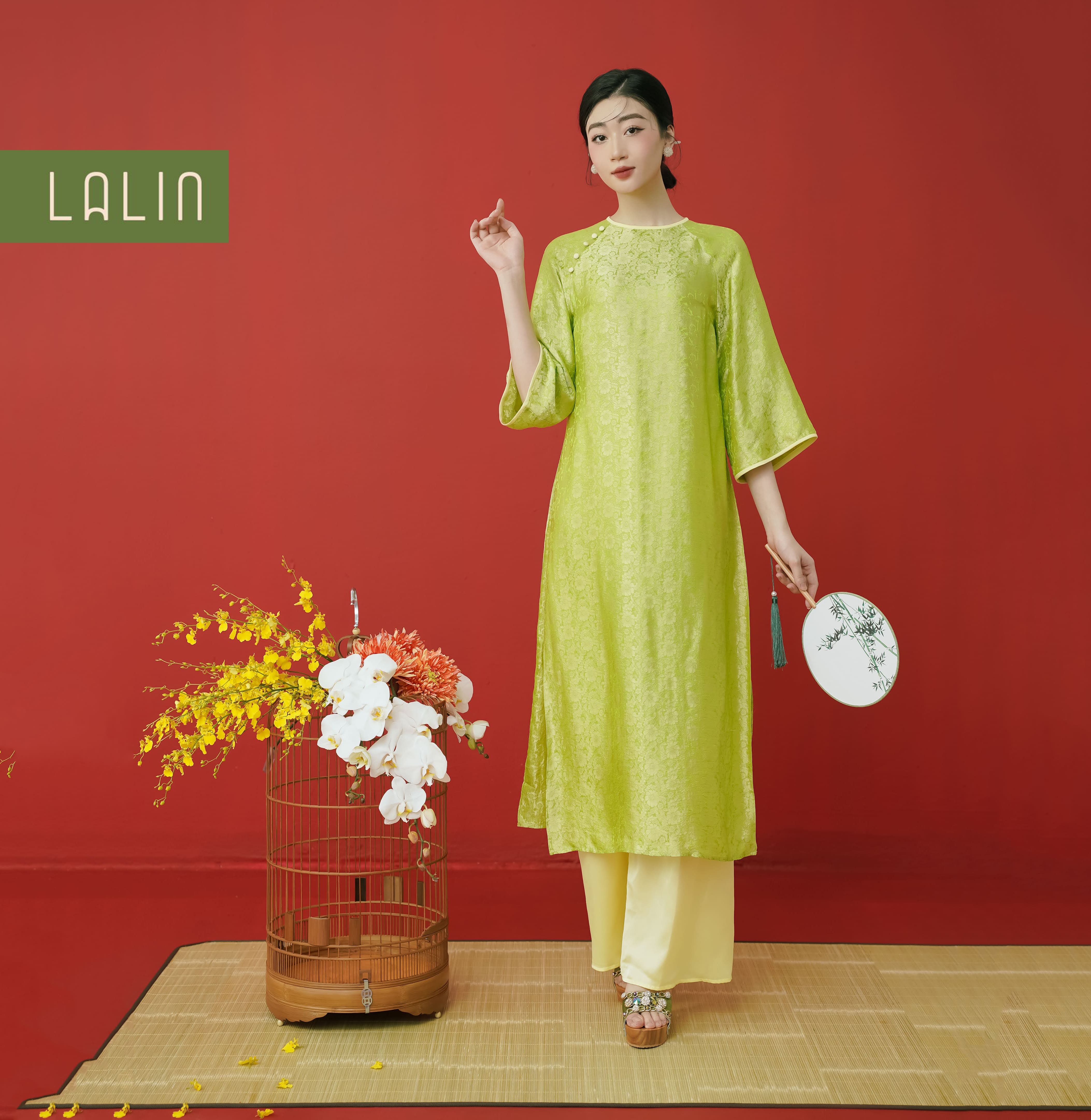 Áo dài lụa cách tân LALIN thiết kế cổ tròn họa tiết thêu hoa mai Nhã Trâm