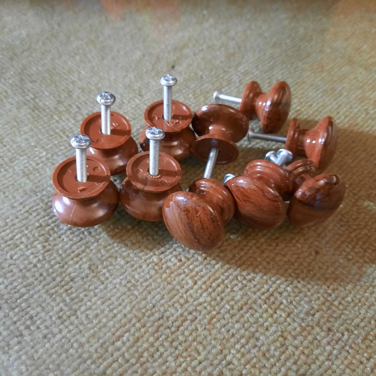 Bộ 10 Núm cửa tủ Tay nắm tủ vân giả gỗ ( màu nâu) tặng kèm 10 ốc vít - núm bé đường kính 25mm