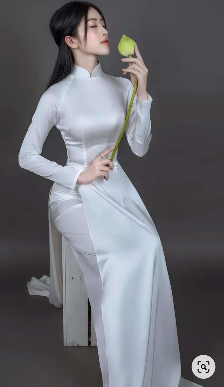 Áo dài trắng sứ truyền thống