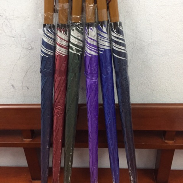 Ô dài cán gỗ là một trong những trang phục truyền thống đặc trưng của Việt Nam. Đến năm 2024, loại ô này vẫn giữ được sự phổ biến, nhờ vào các sản phẩm mới sáng tạo, đa dạng về kiểu dáng và màu sắc. Từ quý phái cho tới trẻ trung, ô dài cán gỗ không ngừng cập nhật và phục vụ cho các nhu cầu của khách hàng.