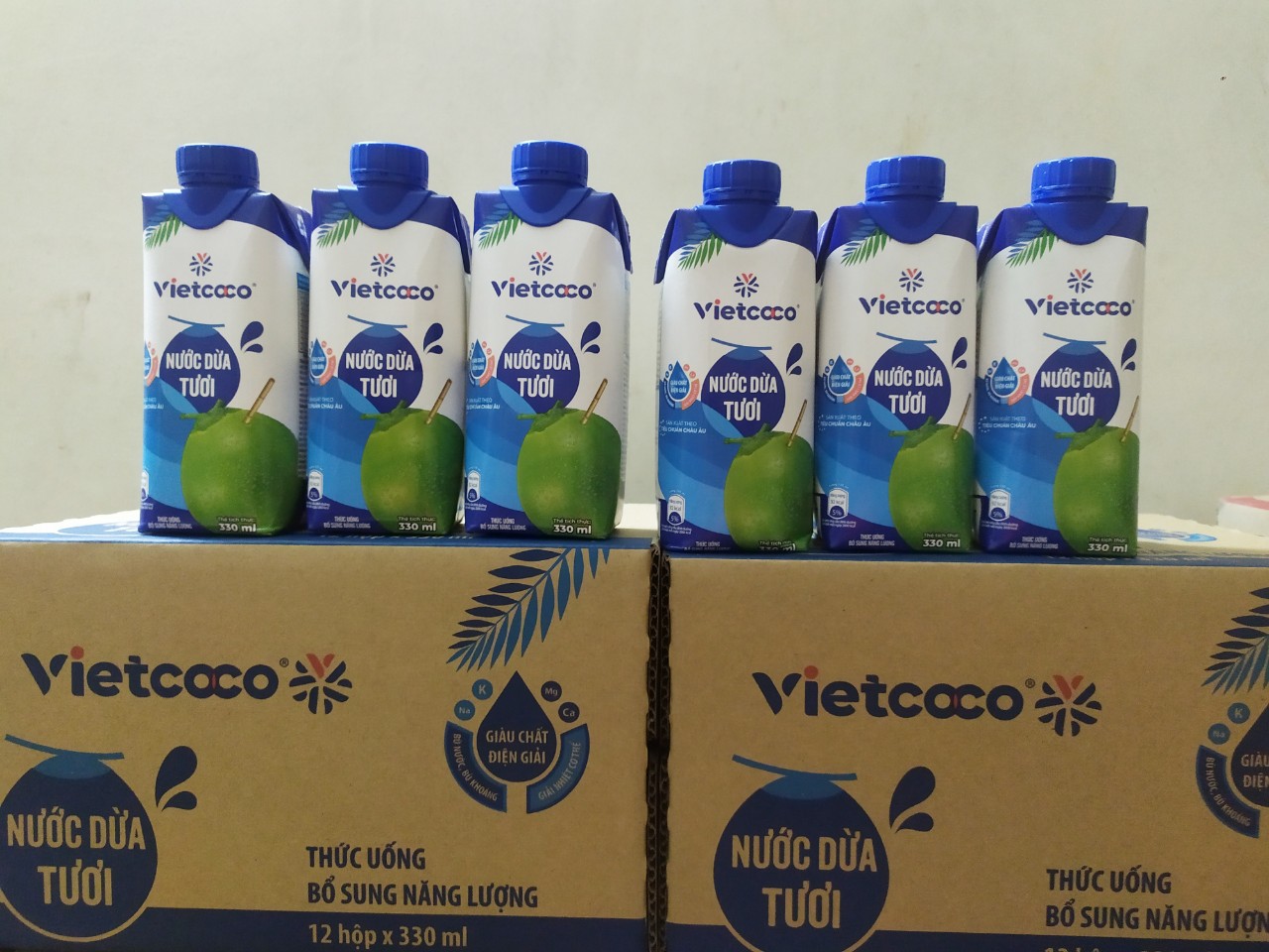 1 thùng 12 hộp nước dừa tươi nguyên chất đóng hộp 330ml vietcoco