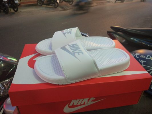 Dép quai ngang nam nữ-nike-trắng-chữ bạc