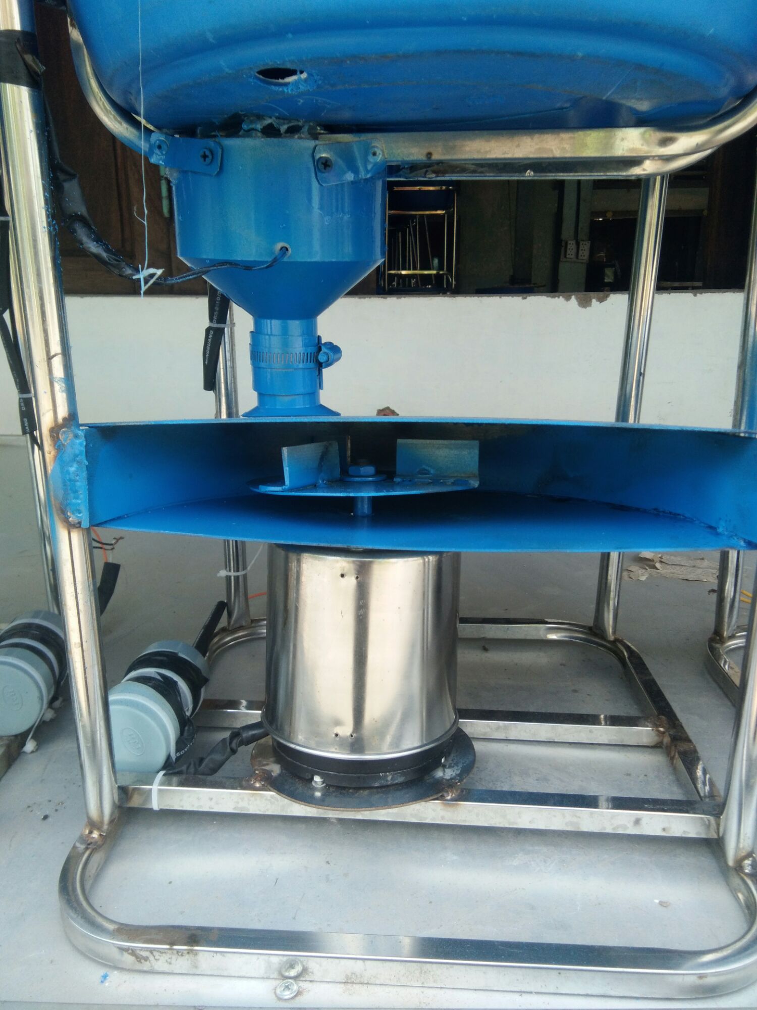 Máy cho tôm ăn phun từ bờ