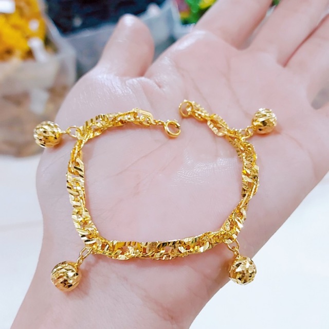 Vòng tay nữ mạ vàng: Chiếc vòng tay nữ mạ vàng sẽ là trang sức đẳng cấp cho phái nữ. Với thiết kế đơn giản nhưng tinh tế cùng chất liệu vàng mạ cao cấp, chiếc vòng tay này được yêu thích bởi những người yêu thích sự thanh lịch và đẳng cấp.