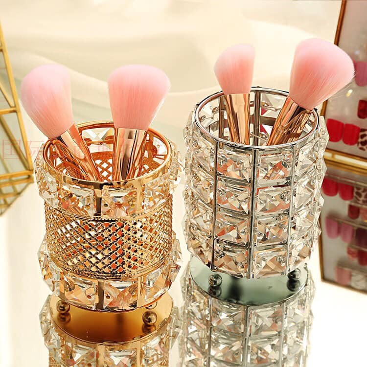 Lọ đựng cọ trang điểm pha lê sang trọng thiết kế đính đá lấp lánh, trang trí không gian bàn trang điểm thêm ấn tượng, giúp sắp xếp đồ dùng trang điểm gọn gàng ngăn nắp