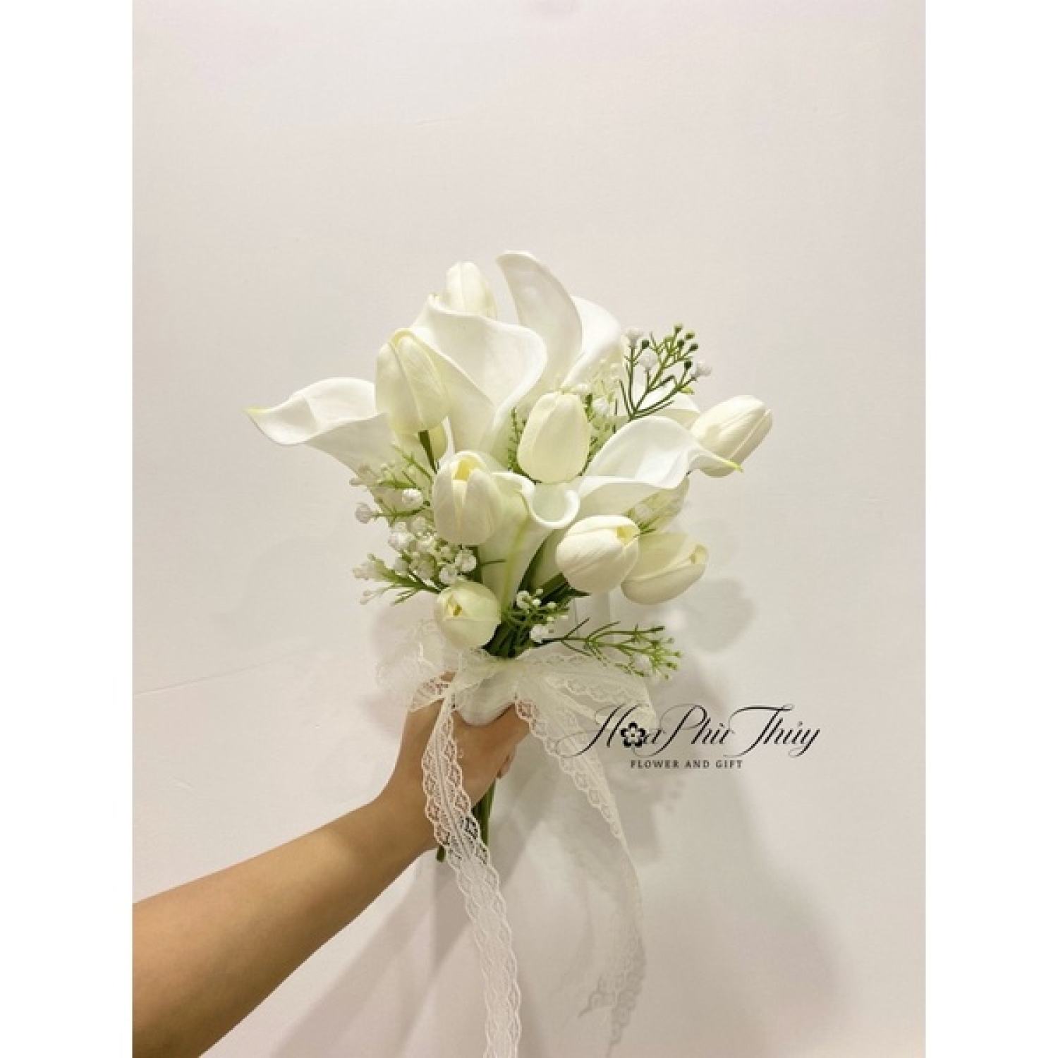 Hoa cưới cầm tay cô dâu