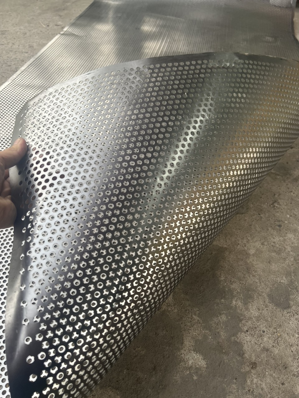 - tôn đột lỗ kẽm dày 4,5 zem lỗ tròn cao cấp lỗ 6ly
