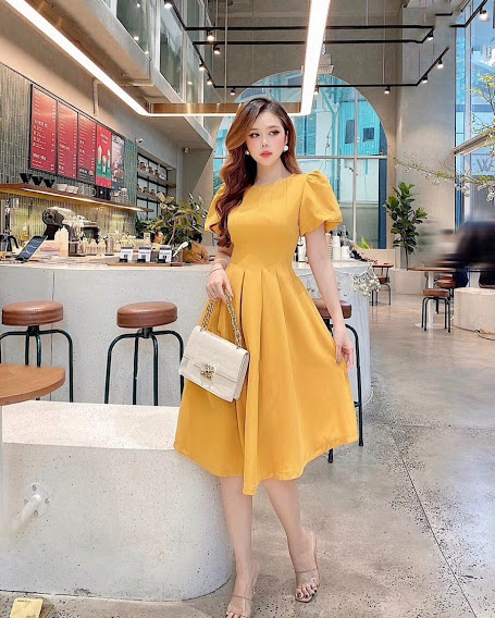Đầm xòe vàng cổ tròn xếp li tay phồng