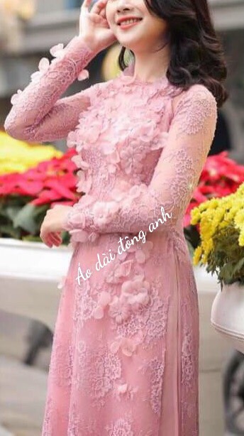 Áo dài ren kết hoa nổi bật, quyến rũ