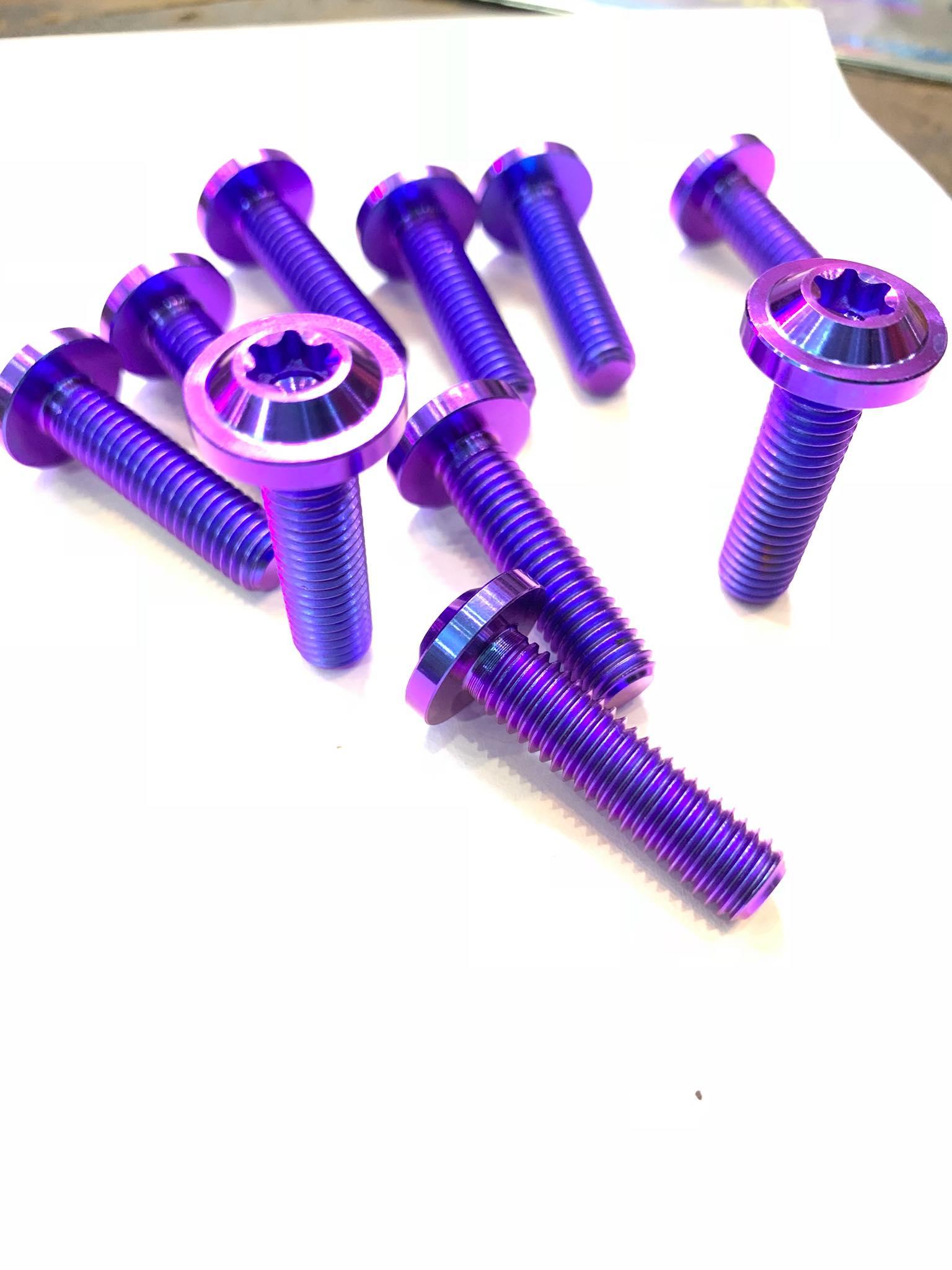 1 con Ốc Titan Gr5 8li30 đầu dù gắn cảng sau Sh Vn , Sh Ý ,Sh 300i , pass heo và những vị trí khác có cùng kích thước