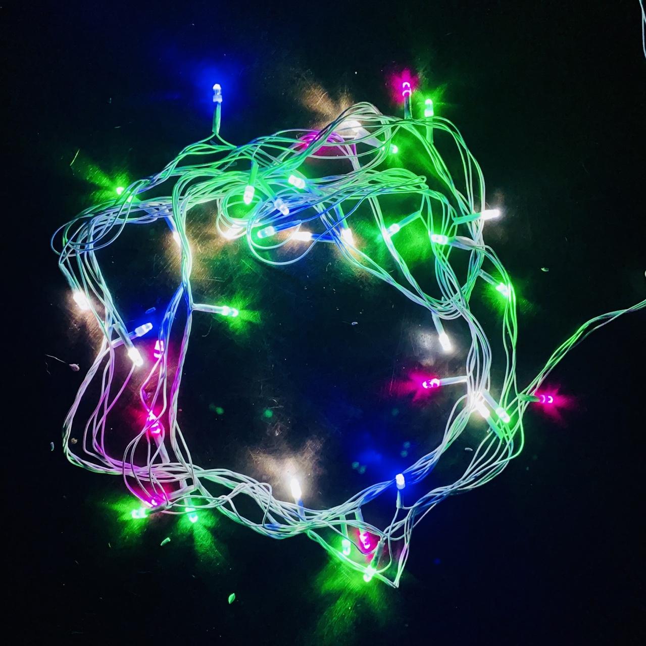 (XÀI ĐIỆN) DÂY ĐÈN LED 7 MÉT 40 BÓNG LỤC GIÁC NHIỀU MÀU CHỚP NHÁY