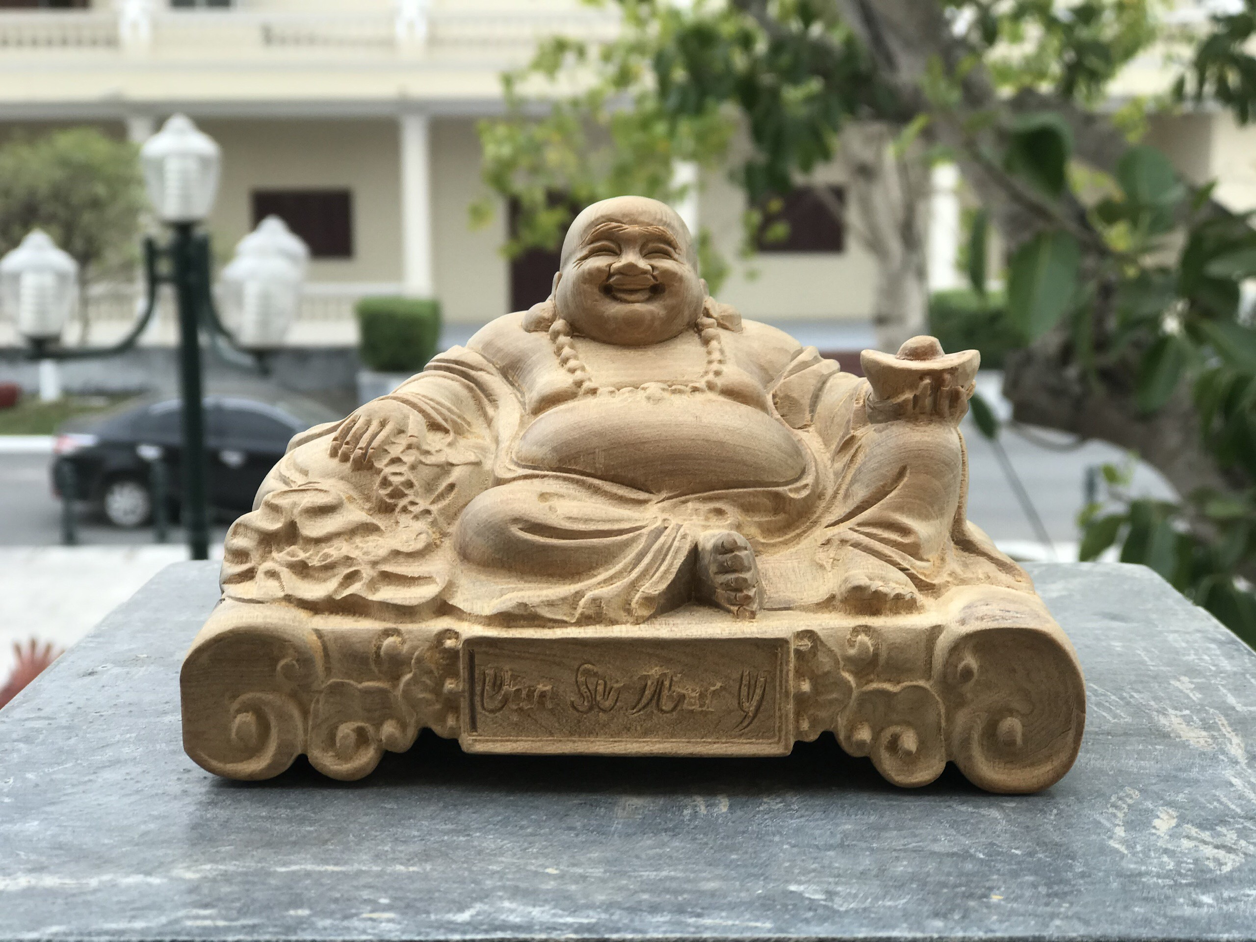 Di lạc để xe hơi , ô tô , bàn làm việc , taplo , quà tặng , quà biếu , lưu niệm . Chất liệu gỗ bách xanh , ngọc am , hương , ...