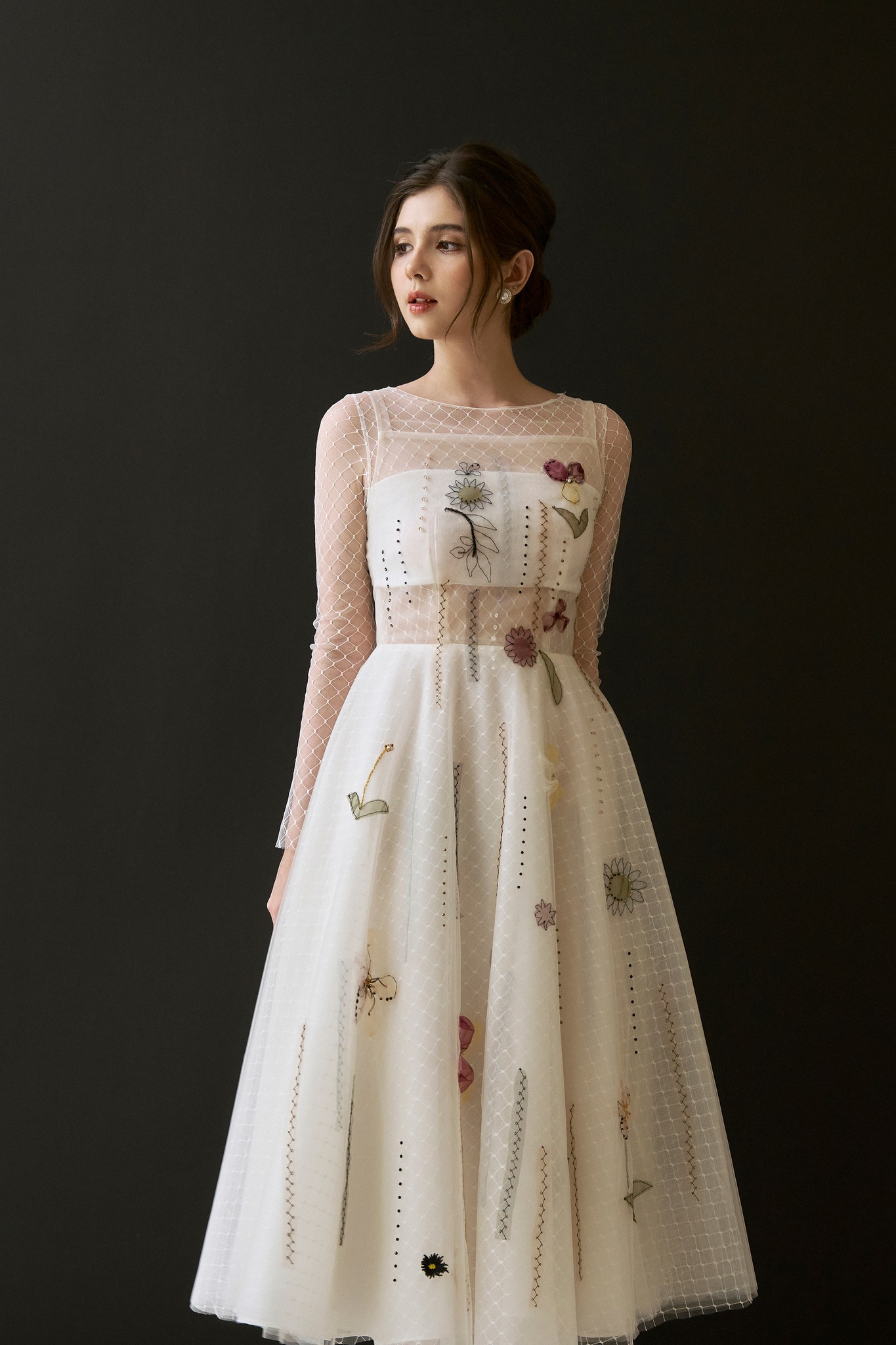 MAVEN - Váy trắng lưới hoa tay dài đính kết Santorina White Dress