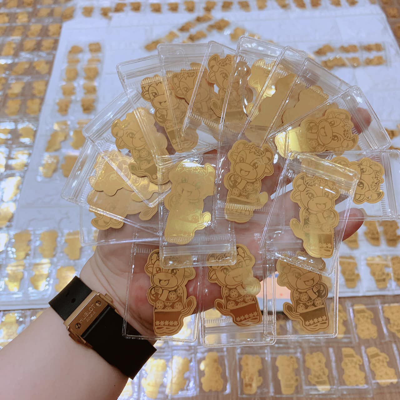 [HCM]Trâu Vàng Thần Tài Gắn Điện Thoại Chiêu Tài Rước Lộc May Mắn Bình An Dùng Cho Điện Thoại Và Ví Tiền Mang Lại May Mắn Dịp Năm Mới