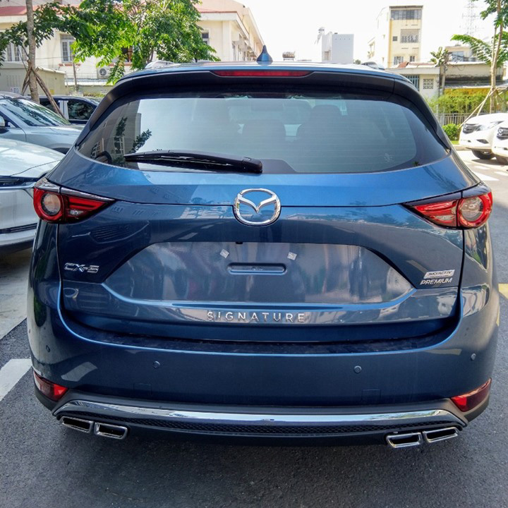 Logo chữ SIGNATURE nổi dán trang trí đuôi xe Mazda