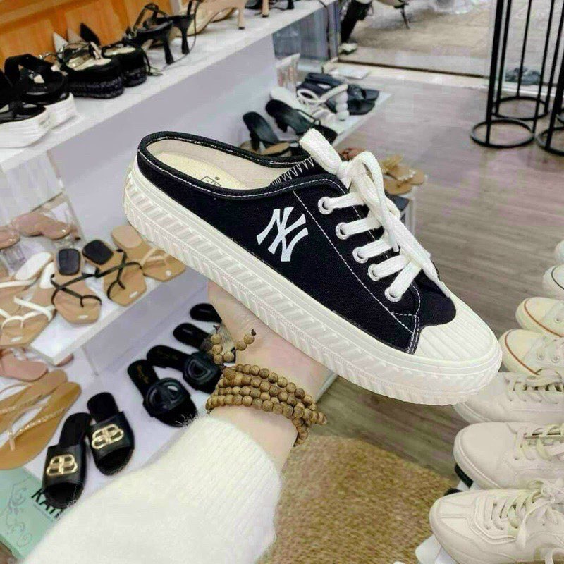Sục giày ny đen mũi trắng trẻ trung