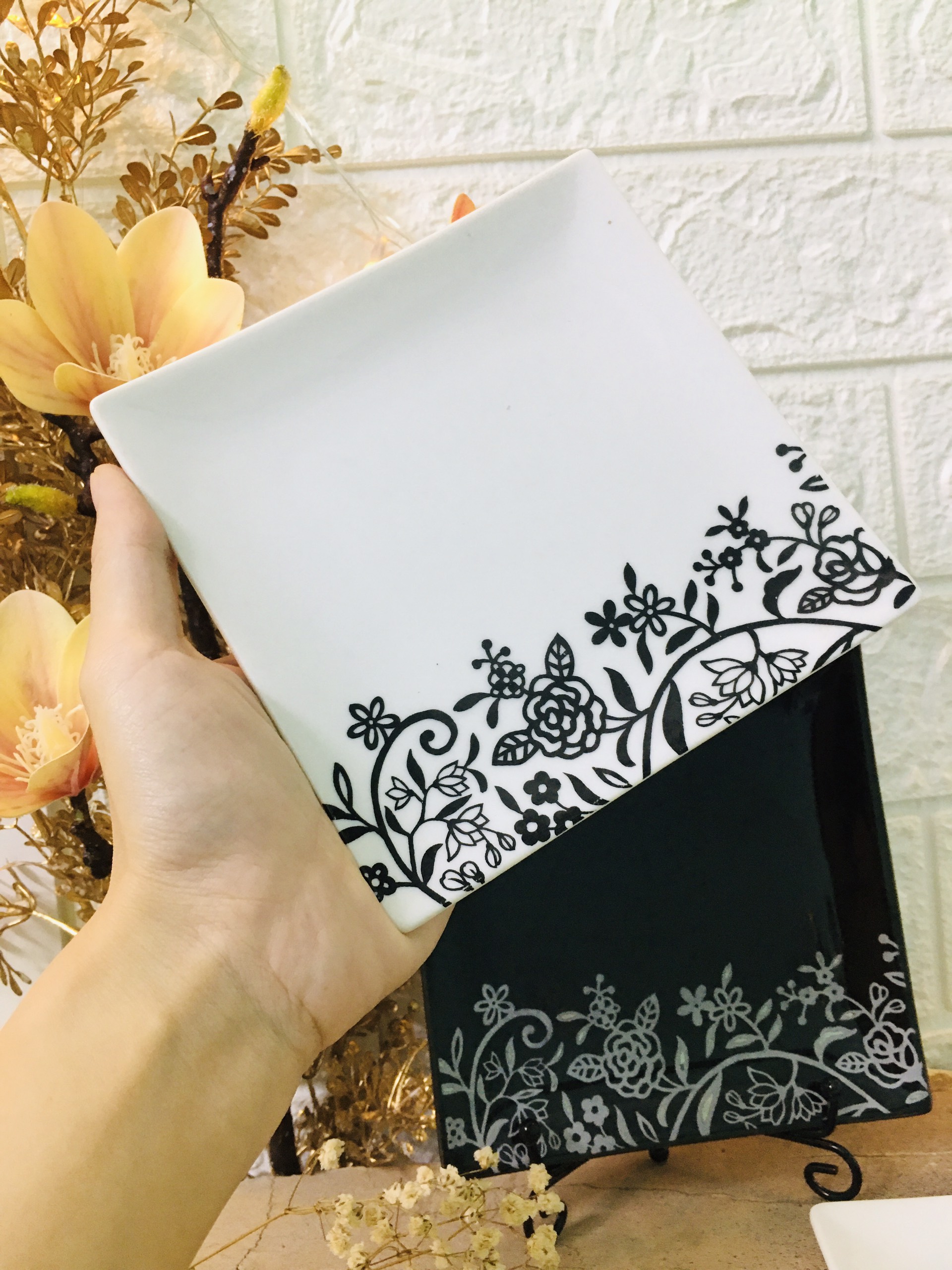 Gốm nhật- cặp đĩa trắng đen hoa văn chân