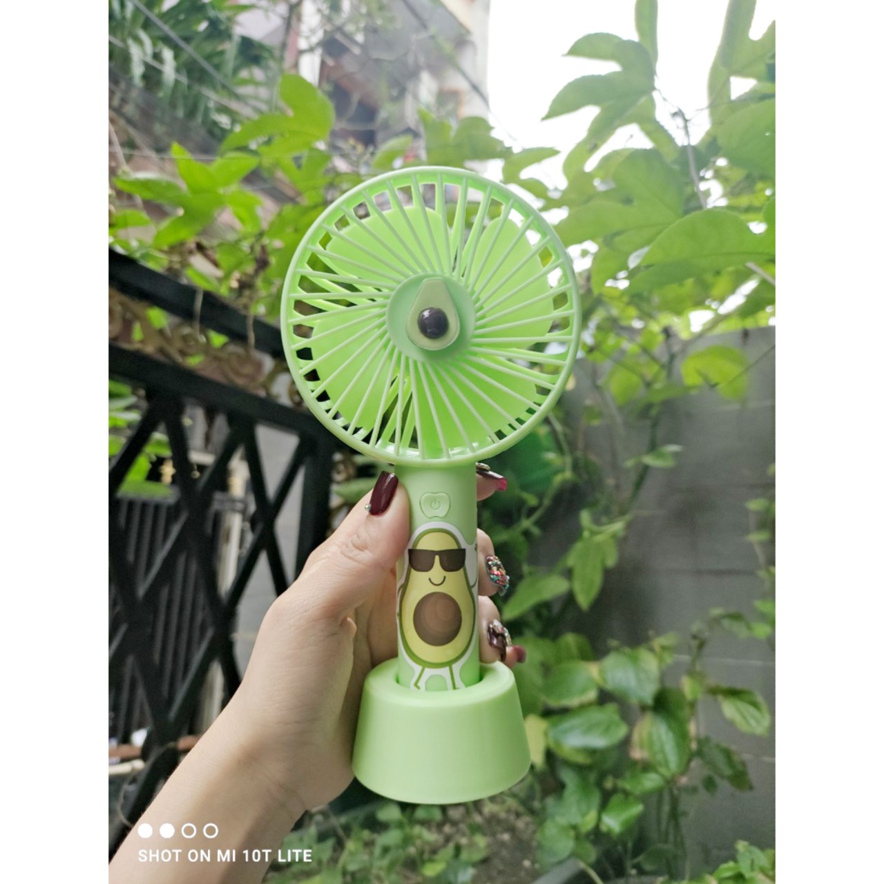 Quạt tích điện cầm tay mini quả bơ