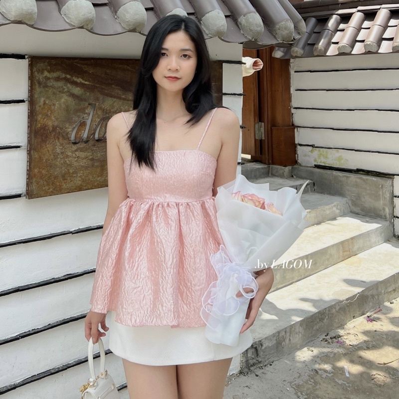 LAGOM - Áo 2 dây dáng babydoll hở lưng chất liệu gấm dập hoa