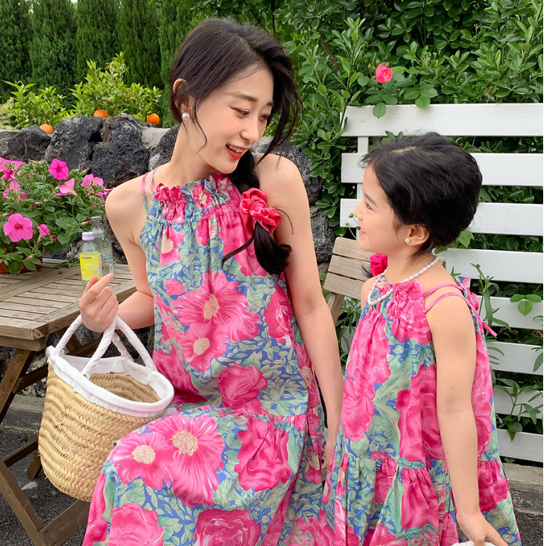 Váy đôi mẹ và bé gái maxi cổ yếm hoa lụa xinh xắn cho mẹ và bé gái