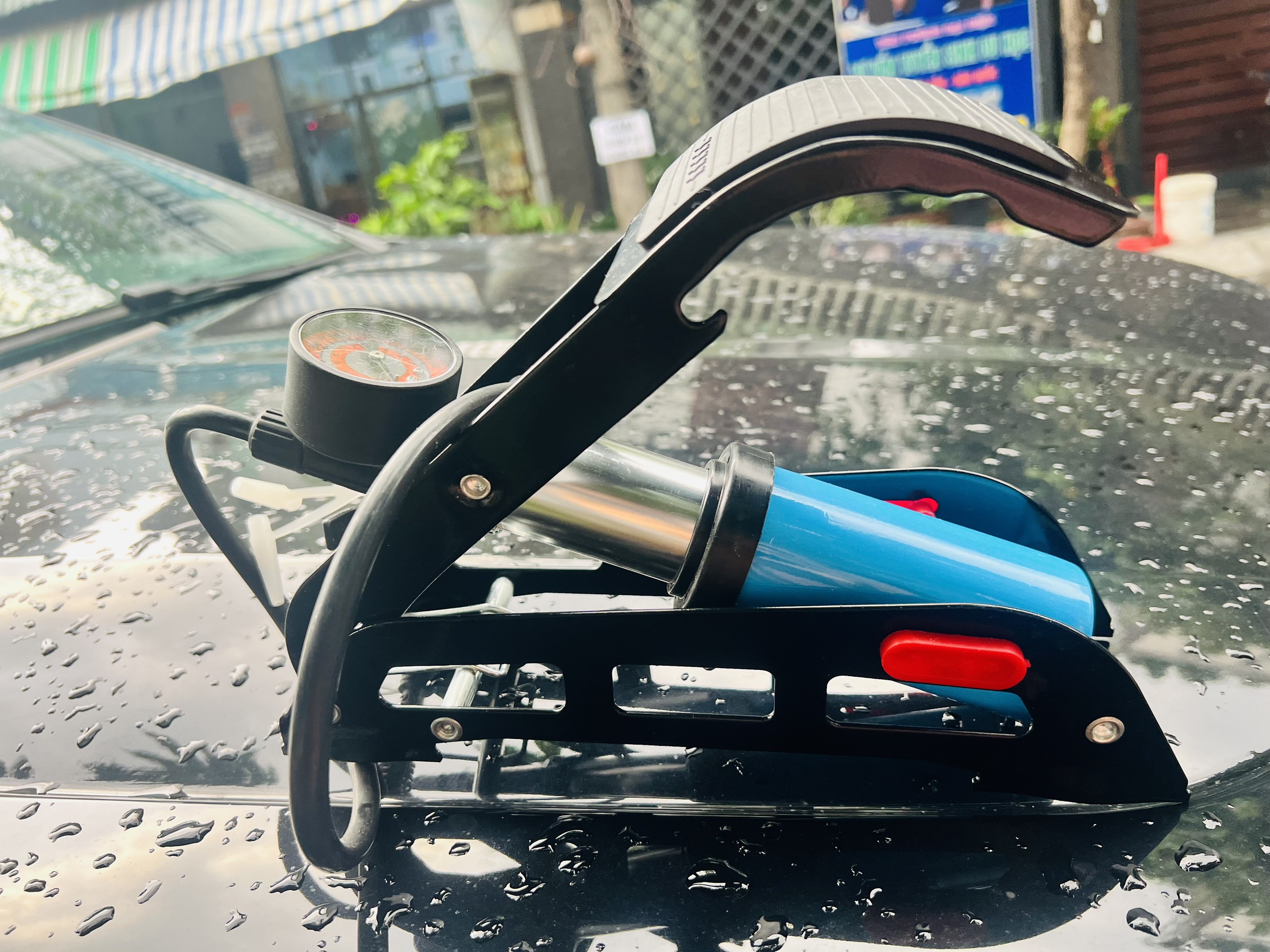 Bơm hơi đạp chân mini cho ÔTÔ , bơm xe máy , bơm xe đạp, bơm bóng đa năng và tiện dụng đảm bảo