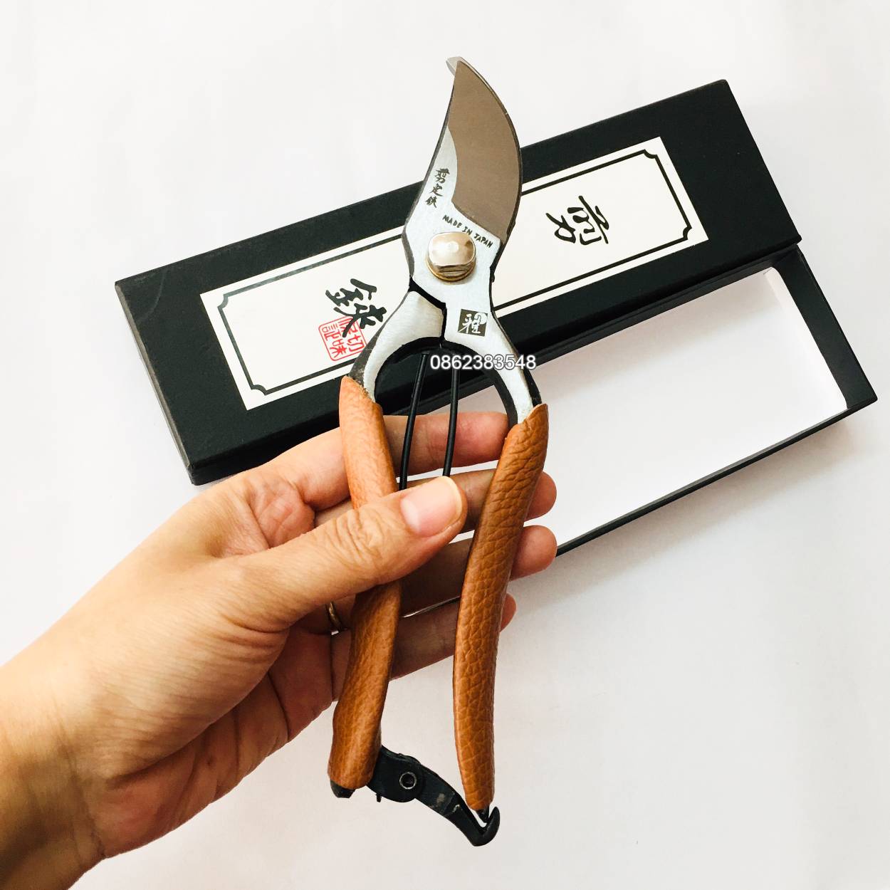 Nguyên hộp Kéo Nhật nội địa THÉP ĐEN NGUYÊN KHỐI siêu sắc, cán ốp da thật, hộp đựng siêu xịn chuyên cắt cành tỉa cành cây cảnh bonsai