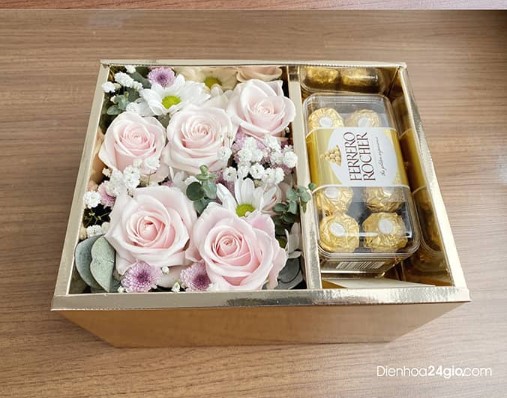 Hộp hoa và bánh chocolate bông hồng kem