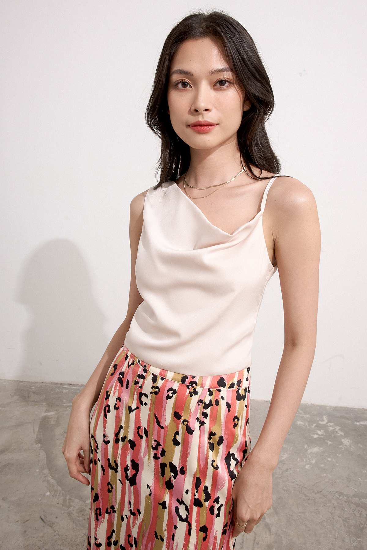 [NHẬP MÃ NOVFALAZSOCIAL02 GIẢM 40K ĐƠN 199K  ]  Áo 2 dây cổ đổ MAYBI lụa nhung kem