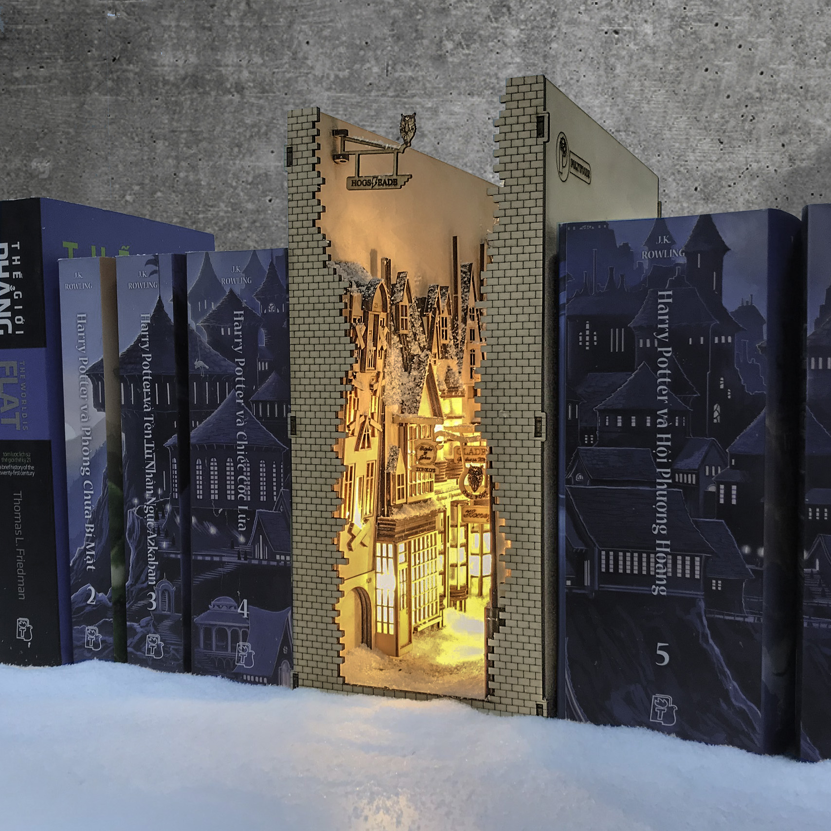 [Sale] Bộ Kit lắp ráp mô hình Hogsmeade Village/Harry Potter - Tặng kèm bột tạo tuyết - Hộp chặn sách độc đáo.