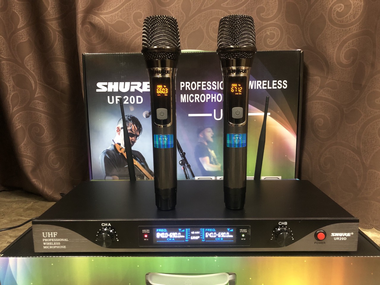 [HCM][HÀNG NHẬP KHẨU]MICRO KHÔNG DÂY SHURE UR20D-ComBo2MICRO.Micro Karaoke Gia Đình Micro Sự KiệnThiết kế hiện đạiTích hợp tính năng thay đổi tần sốkhả năng chống hú cực tốttiếng ca phát ra mạnh.Tiết Kiệm PinKhông Kén Dàn Máy