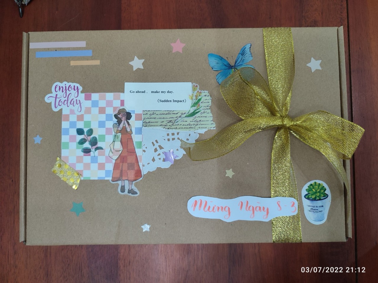 Hộp quà tặng gồm các loại thiệp, hộp quà trang trí, hộp quà không + nguyên liệu tự trang trí