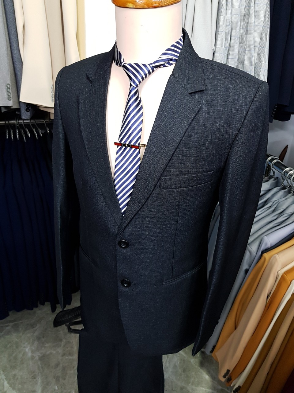 [HCM]Bộ vest nam 2 nút form suông màu xám đậm chất liệu vải nhập dày mịn + cà vạt kẹp