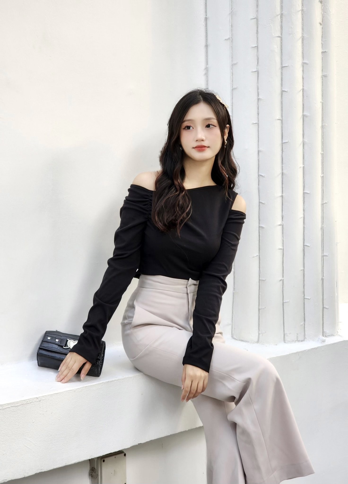 Áo thun nữ ngắn tay khoét vai xếp nếp Amue Top by DAO Concept