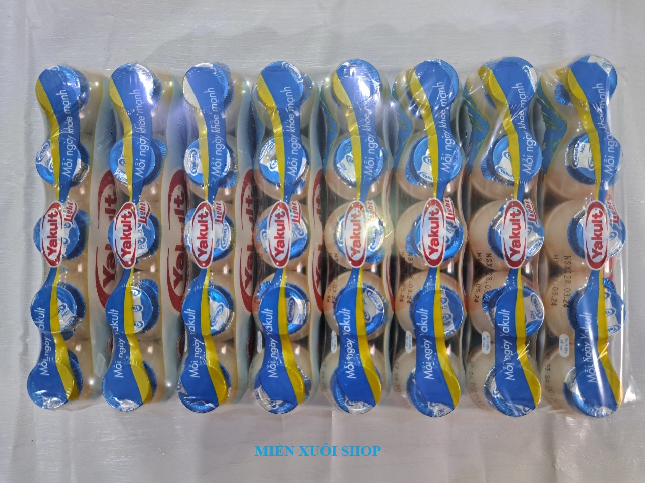 08 Lốc (40 chai) sữa chua uống lên men ít đường yakult light 65ml