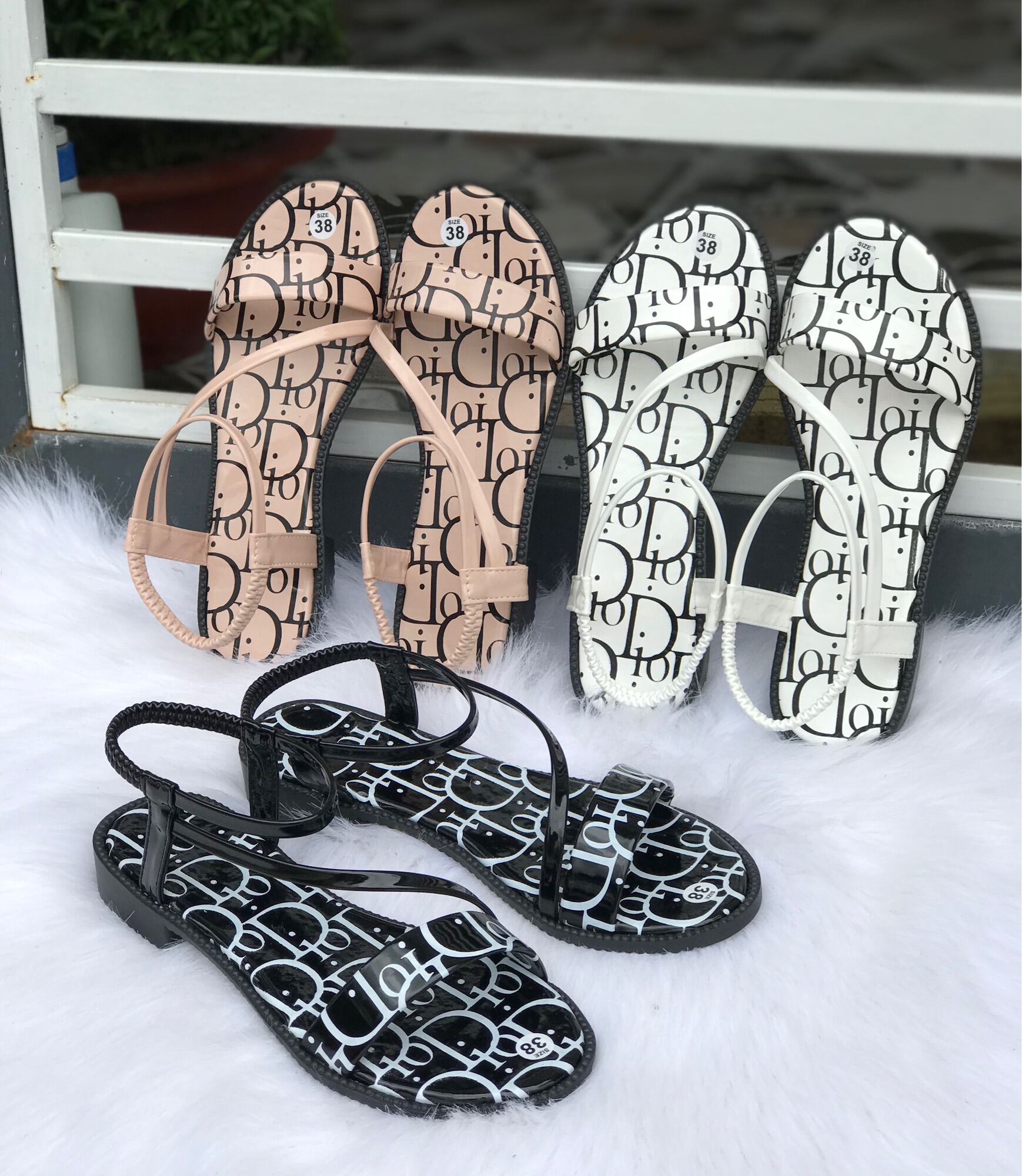 Sandal học sinh, xăng đan nữ đế 3 phân in chữ D quai chéo da bóng futishop